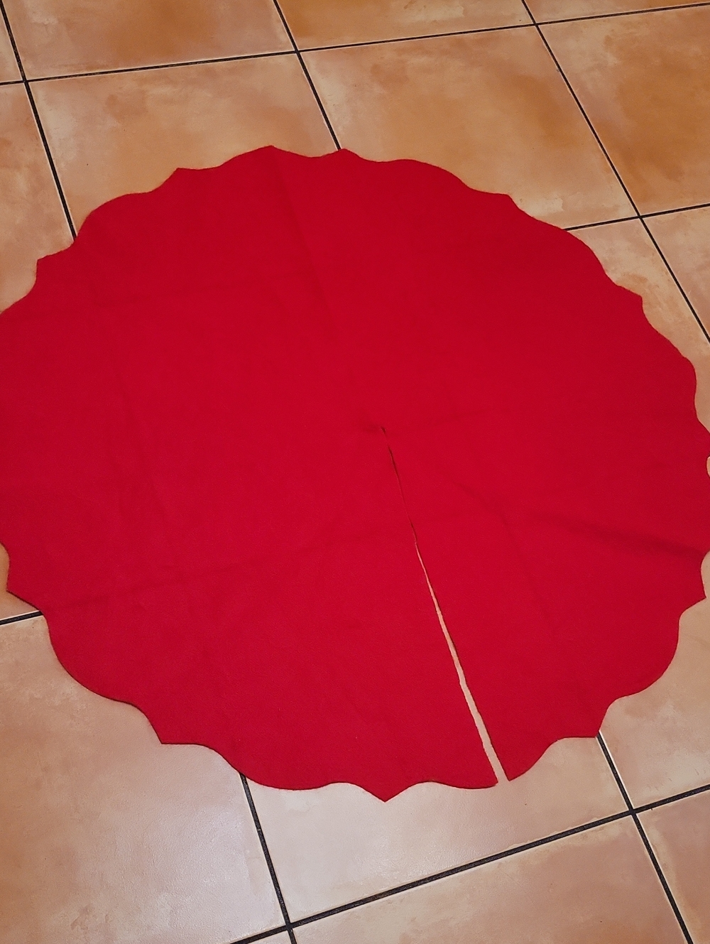 Red Felted Scalloped Edge Tree Skirt 42in Diameter